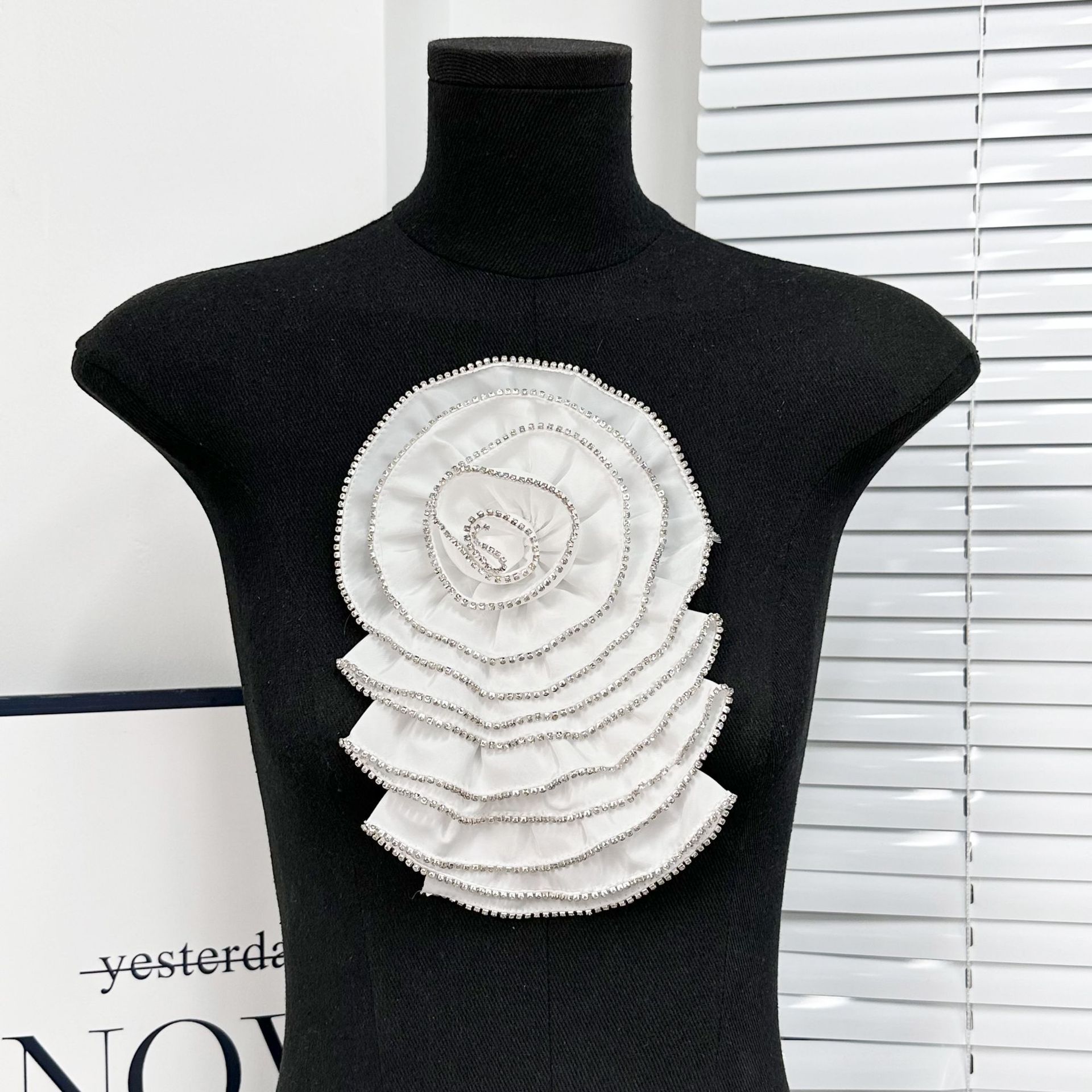 Nueva tela de alta calidad en blanco y negro multicapa clavos tridimensionales perforación flor vestido tocado para el cabello joyas hechas a mano