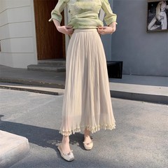 チャイナドレスの中にペチスカートを掛けます。