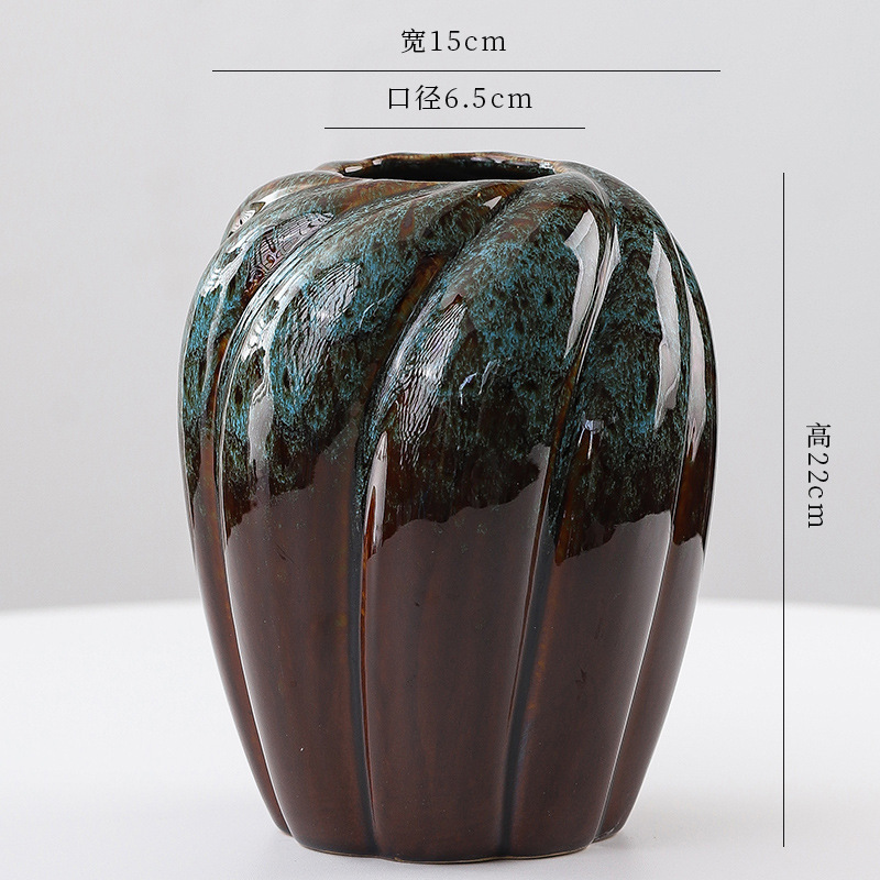 汝窯花瓶陶磁器中国式高級感民宿ホテルに生花を挿します。|undefined