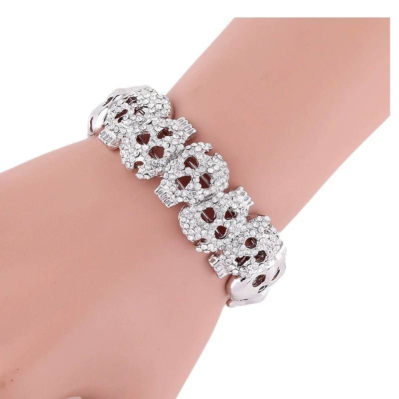 Капиacious? (capacious) мед bracelet? Лучше: