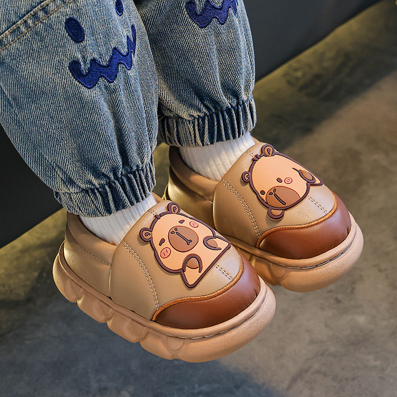 Kapibara otoño y invierno bolsas de zapatos de tacones de algodón de piel PU impermeable y cálida, zapatillas de algodón para niños en casa.