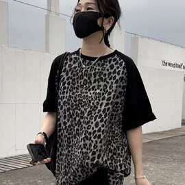 胖mm200斤宽松设计感豹纹拼接洋气中长款大码t恤女短袖新款上衣潮