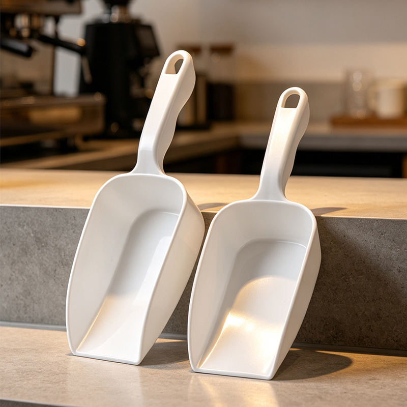 Thickened plastic multi-purpose scoop with a handle and hanging hole, suitable for large-capacity buckets, for scooping ice, grains, and flour