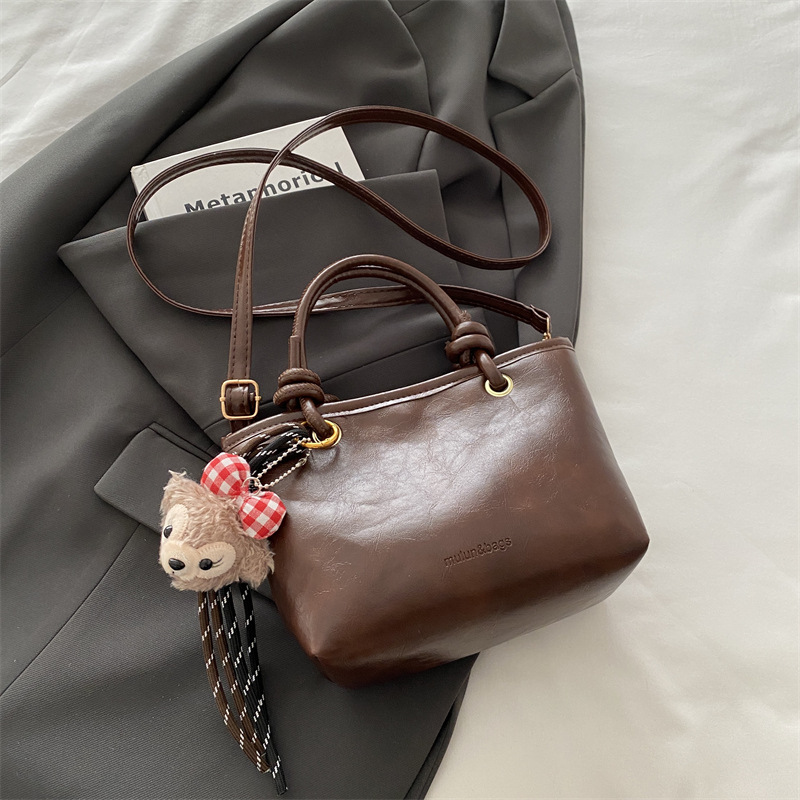 Este año, bolsos populares populares de invierno para mujeres, versátiles, 2024 nueva moda, bolsos portátiles, bolsos de cubo