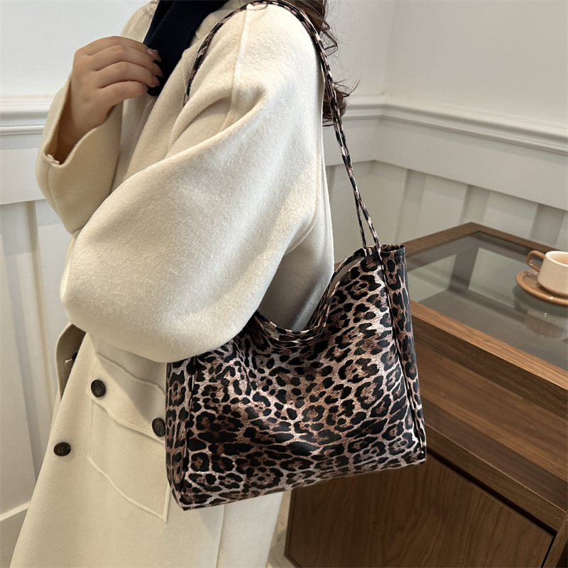 Otoño y invierno de Hong Kong viento de gran capacidad bolso de mano leopardo bolso de mujer bolso medioambiental ocio de moda universal bolso de hombro