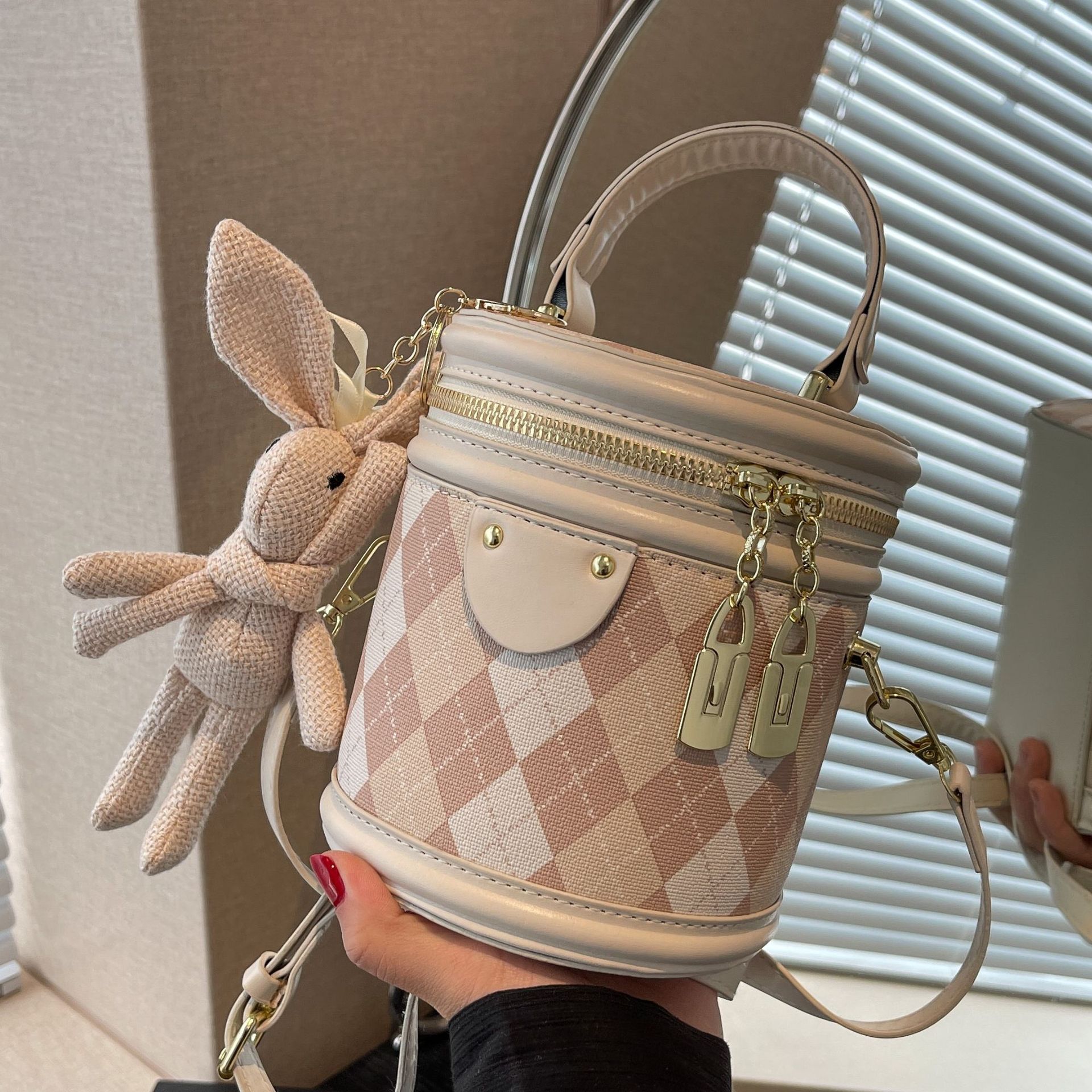 Bolso de nicho de sentido de alta gama para mujer 2025 nuevo bolso de cubo portátil de todo fósforo de rombo bolso de mensajero de hombro rojo de Internet de moda
