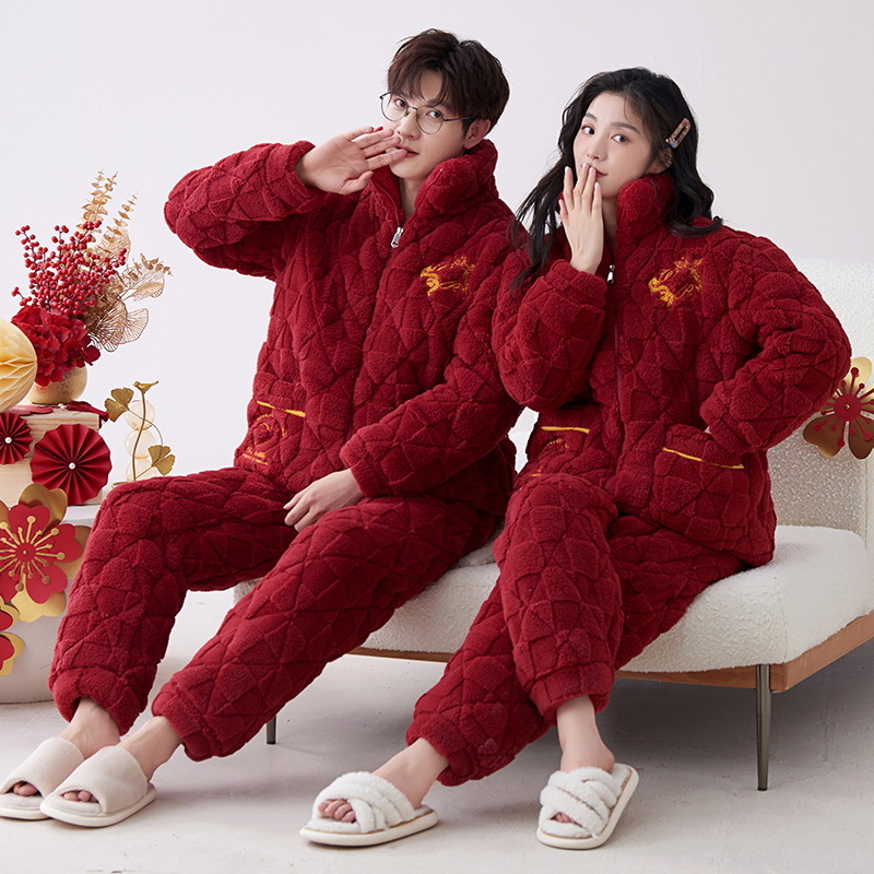 Pijamas de pareja roja de invierno de tres capas acolchadas de lana coral engrosada con forro de lana recién casados hombres y mujeres ropa de hogar de franela