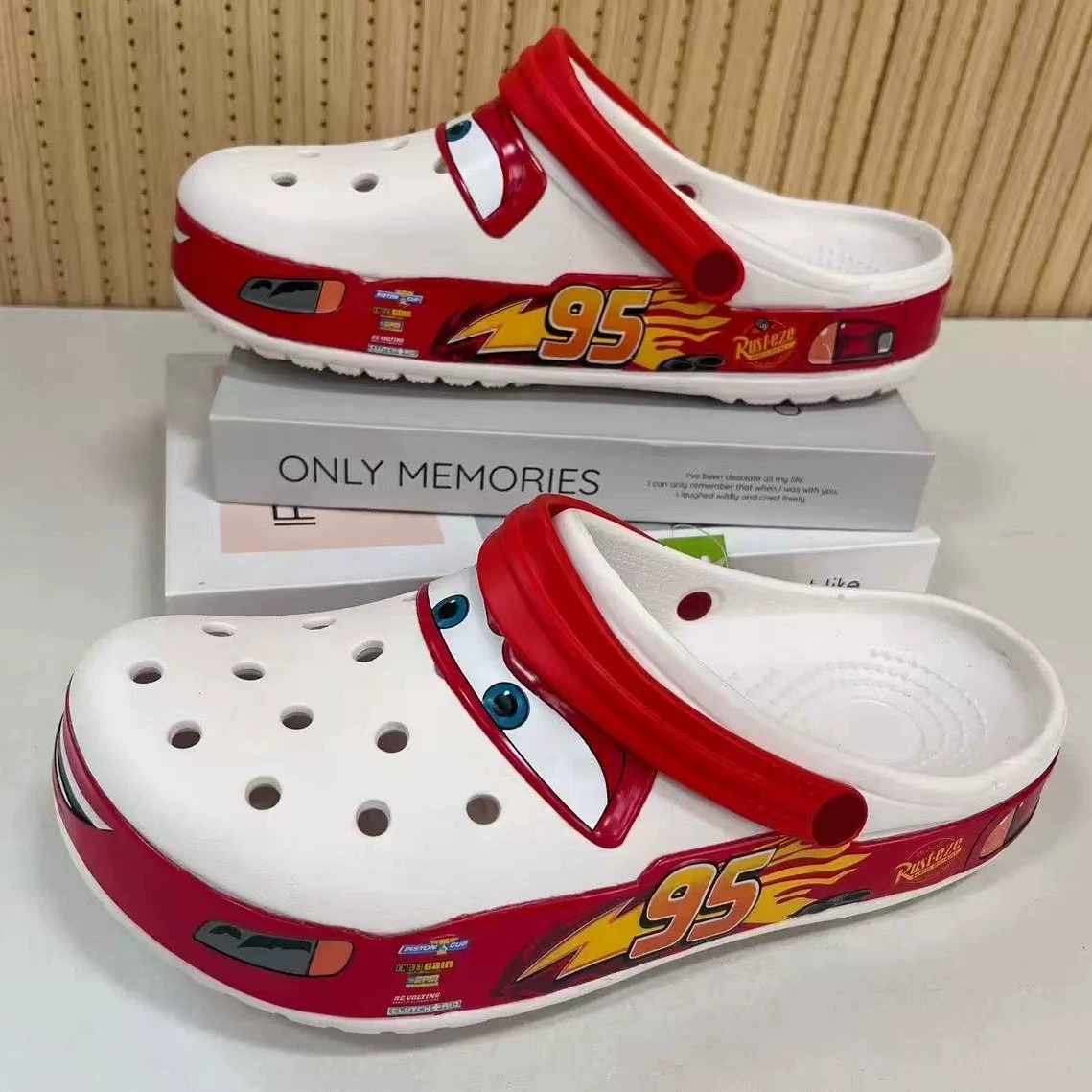 2025 Готовы к стоку McQueen 95 Car Crocs Garden Shoes Модные и универсальные открытые дышащие повседневные сандалии