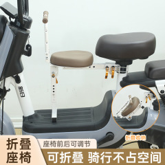 電気自動車の子供用シートの前の電気自動車の赤ちゃんの安全シートは子供のサポートを持っています。