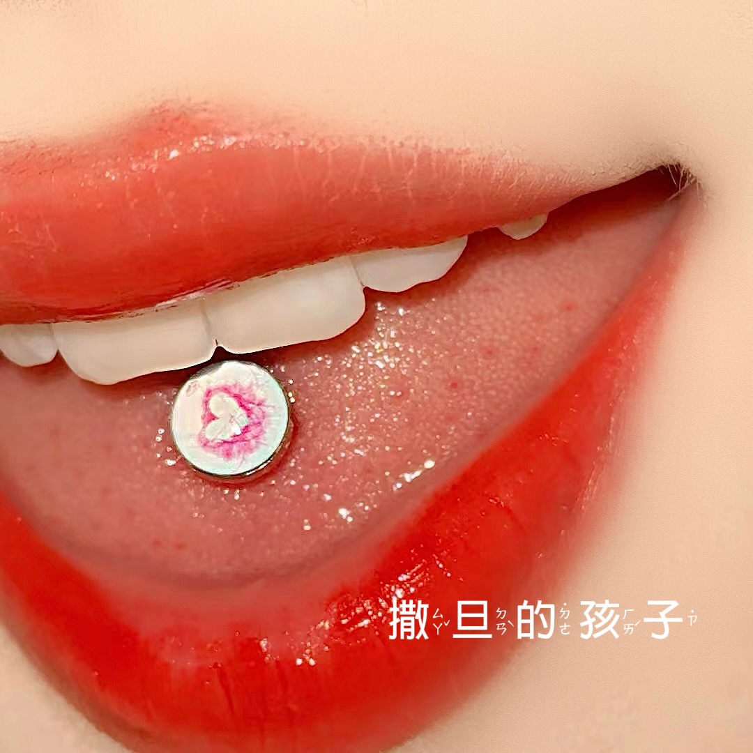 16G labret stud size and finish detail