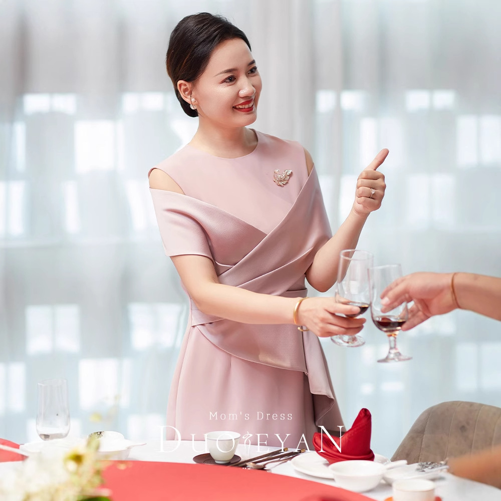 Vestido de madre vestido de novia occidental 2024 Nuevo temperamento coreano Rosa joven suegra boda banquete cheongsam
