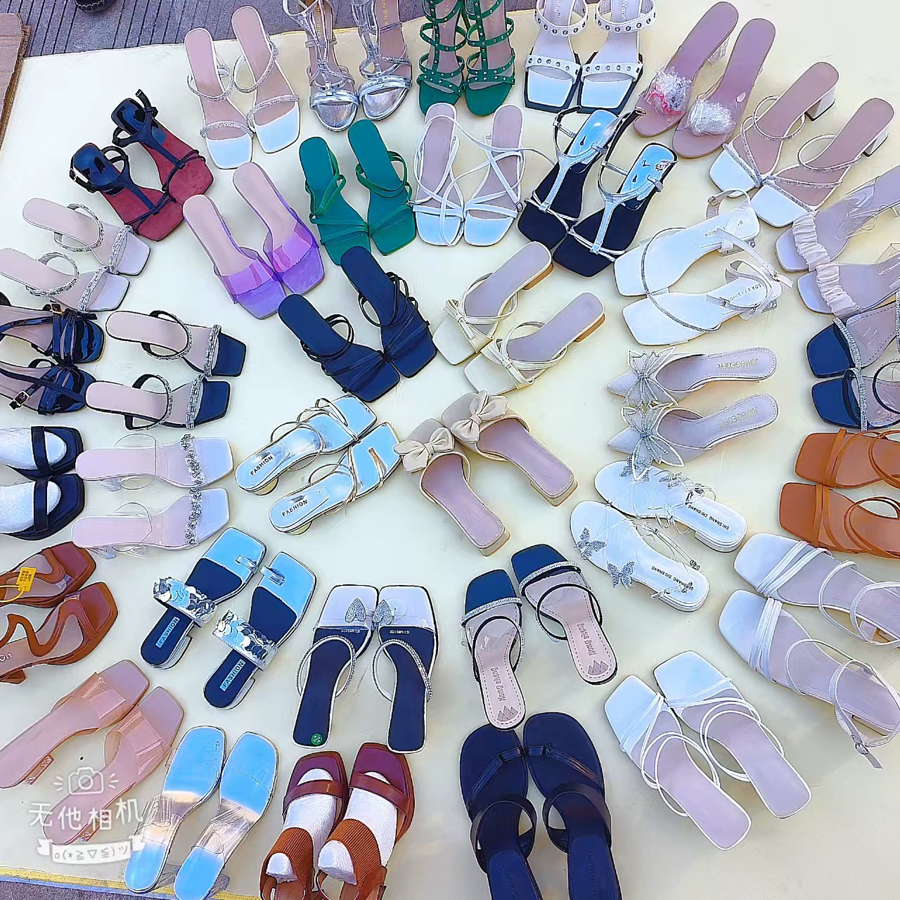 Туфли на высоком каблуке, сандалии в наличии, оптовая обувь из Европы и Америки, а также разная обувь для лотков.