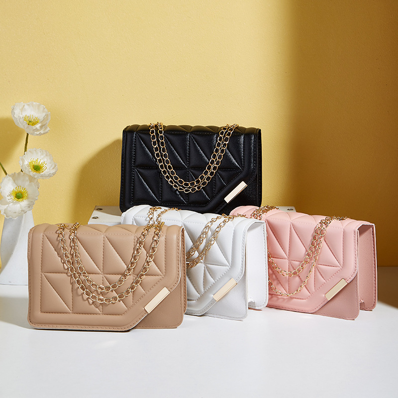 Bolsa cuadrada bordada de triángulo de diamante 2025 nueva moda versátil color sólido sequilla decoración de cadena de hebilla magnética mochila
