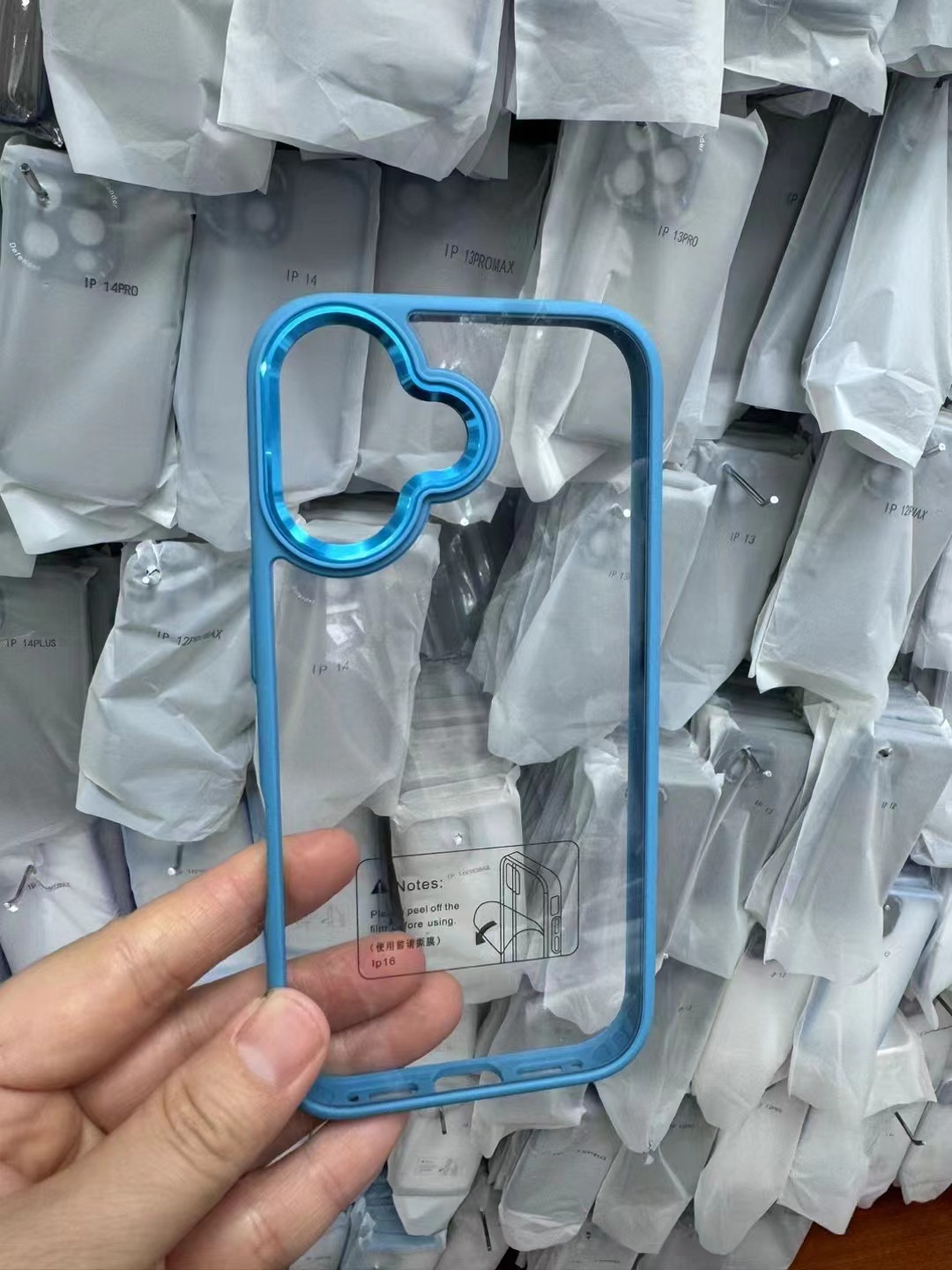Escudo de oro para iPhone17 Teléfono de aluminio Apple 16 PROMAX Cubierta de botón de metal comercio exterior Kevlar