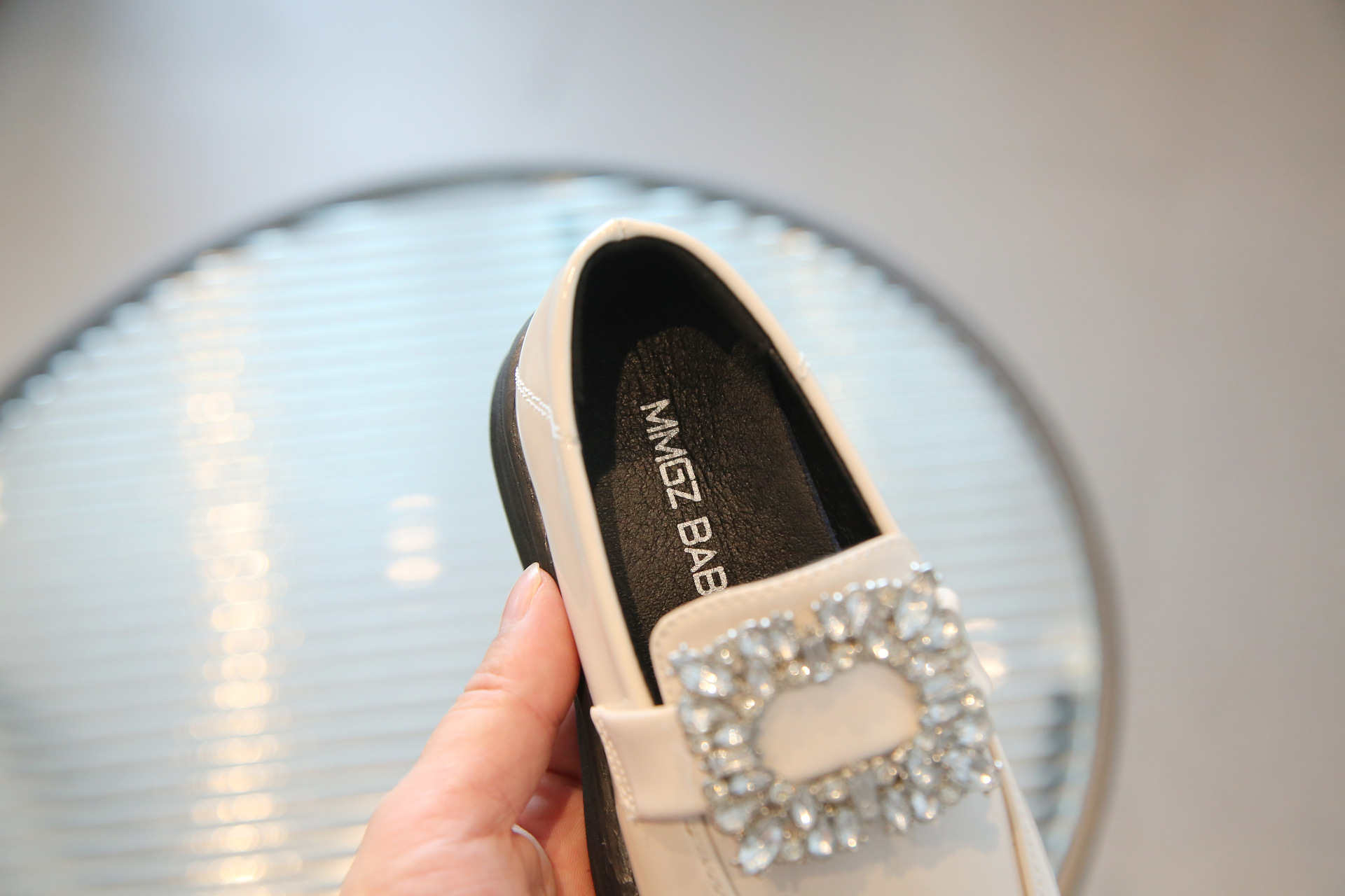 Versione coreana di mocassini con grandi diamanti e fibbia quadrata, scarpe di pelle nera, scarpa singola da ragazza,_voghion.com