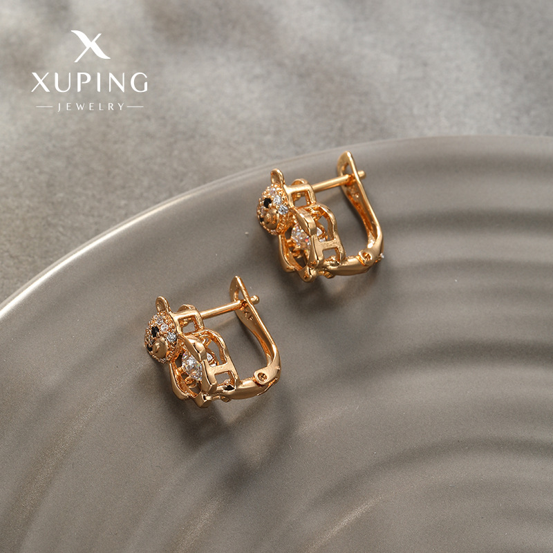 Los nuevos clips para orejas con diseño hueco tridimensional de circonita de Xuping, modernos y versátiles, con un diseño único.