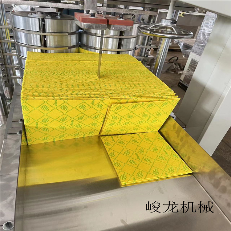 峻龙机械做高速工业擦拭布折叠机 一次性无纺布多规格四分之一折