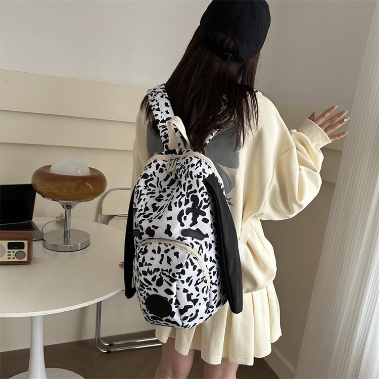 La moda no soporta peso, nuestra mochila combina fácilmente con tu estilo