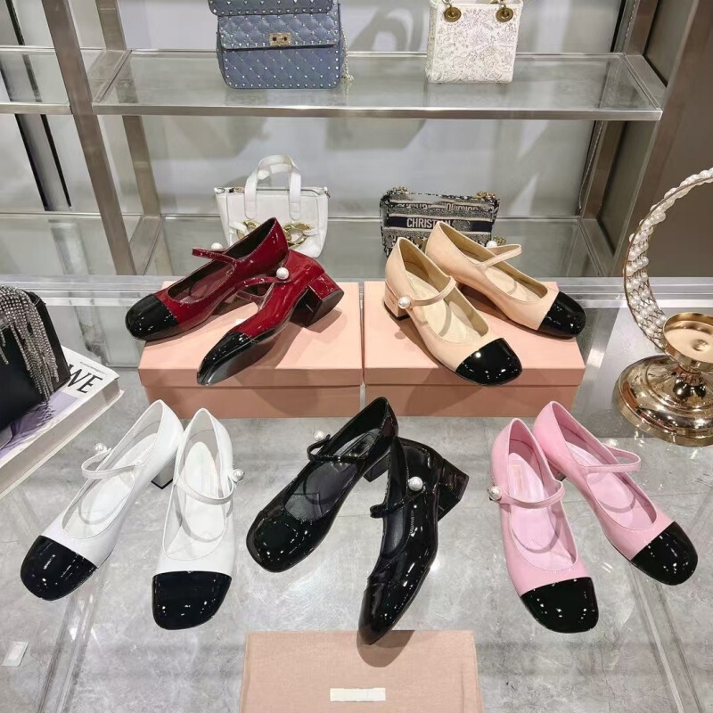 High Version Miu25 Spring New Square Toe Patent Leather Pearl Thick Heel Medium Heel Buckle Pearl Mary Jane Shoes for Girls