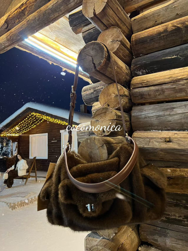 秋冬ミンクの毛が多いポケットの脇の下に高級感があります。|undefined