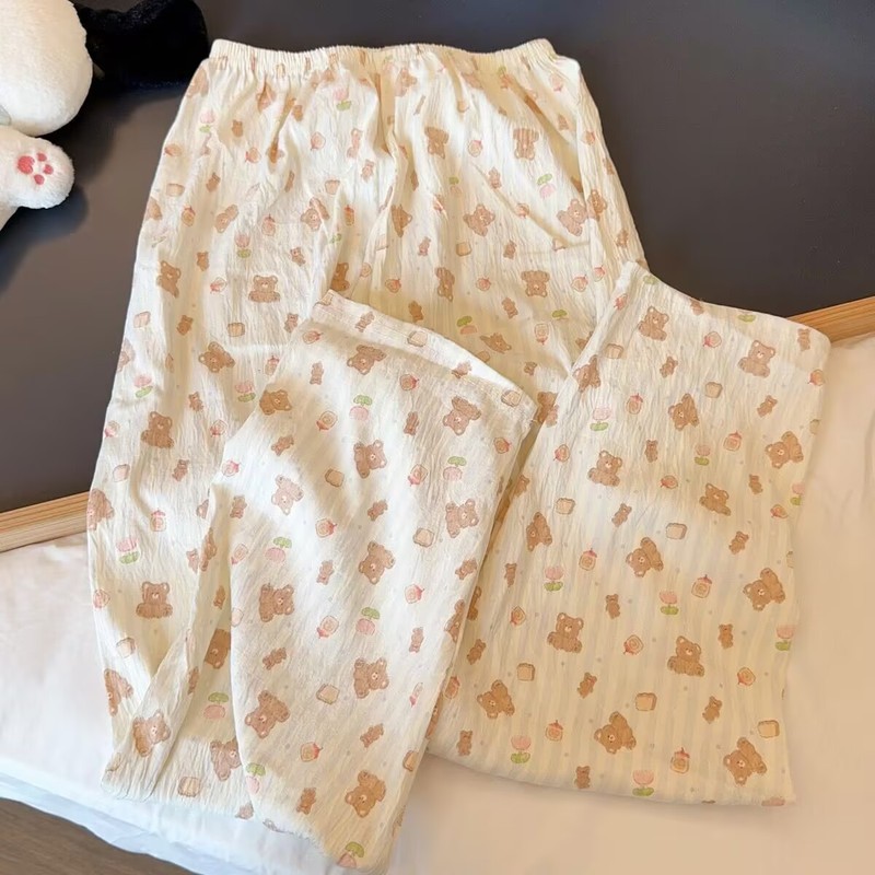 日本の少女は、夏のパジャマを散歩しています。|undefined