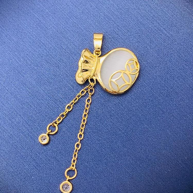 Tiktok Venta caliente colgante al por mayor auto-seleccionado 100 cobre colgante único con fuente de cadena de fábrica al por mayor sin cadena