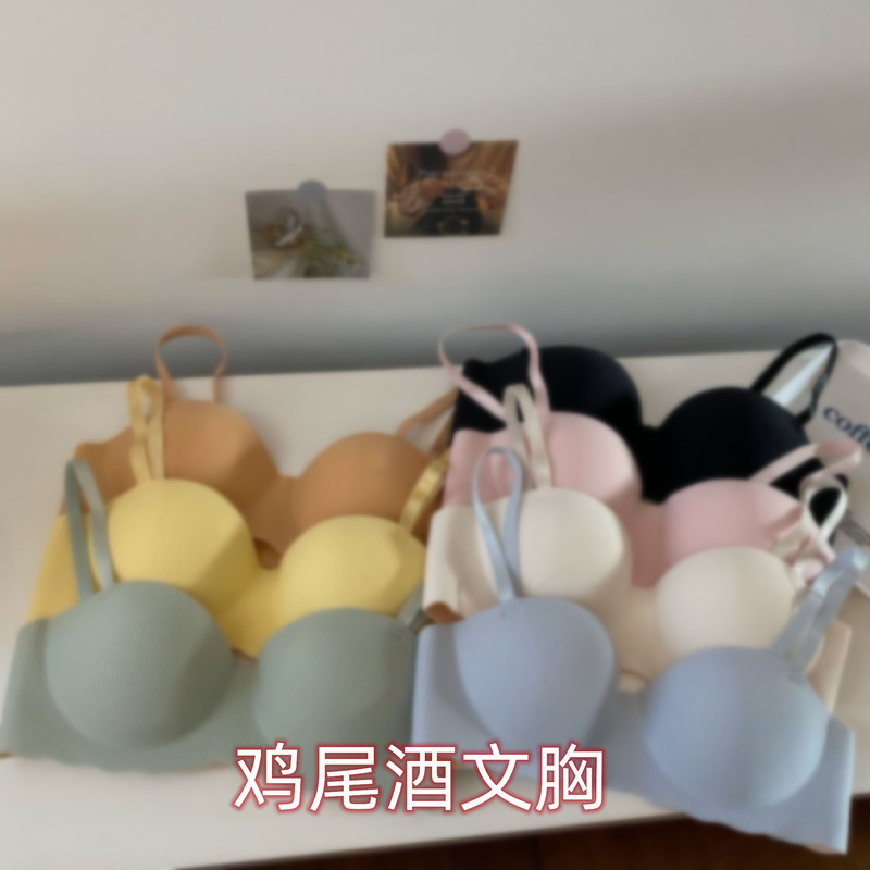 メーカー直販下着の女性の胸が大きくて、手のひらカップの一枚式の無痕ストライプが集まっています。|undefined
