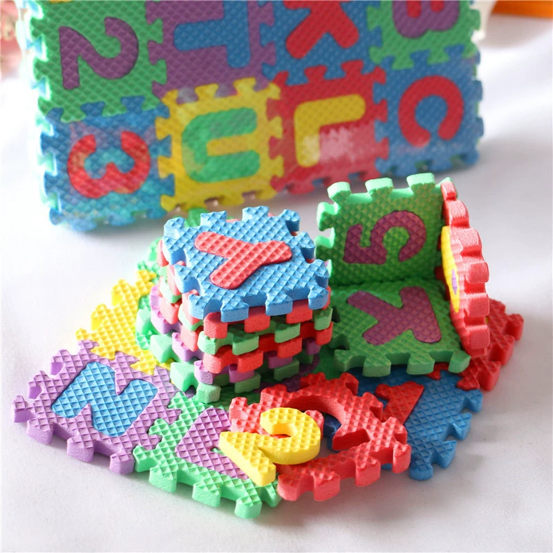  small doll house, carpet, props, decorations with accessories