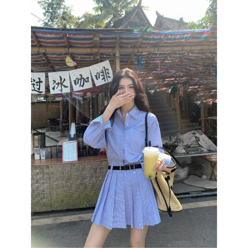 Корейское платье-рубашка в полоску для женщин, новый весенне-летний дизайн, нишевое плиссированное платье, модное и уменьшающее возраст, популярное на улице.