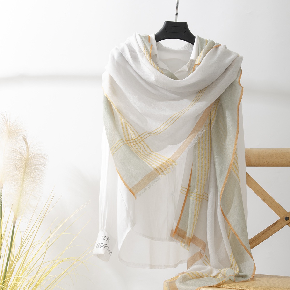 Fábrica de cachemira de Mongolia Interior Hombros solubles en agua Lana teñida en hilo Bufanda ligera Chal Tops Colisionando Ladies