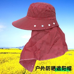 夏に外出して、マスクを取り外して、帽子に沿って外に出て、日よけの日焼け止めの子供をします。