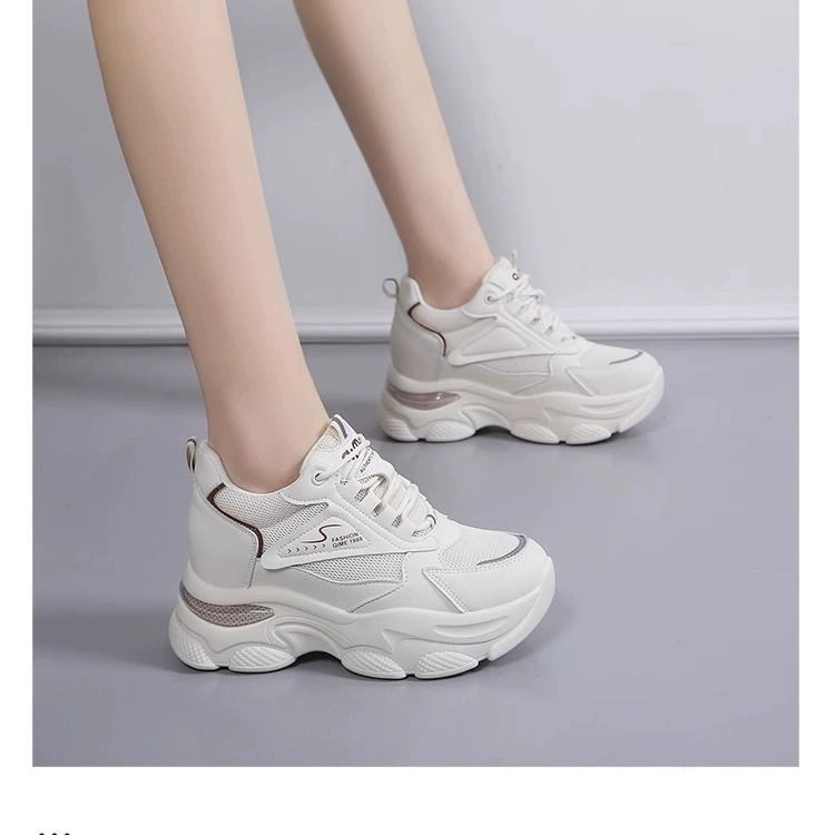 Внутреннее увеличение обуви папы женский 2024 летний новый взрывной маленький человек дикий повседневный спорт сетка маленькая белая обувь женщина