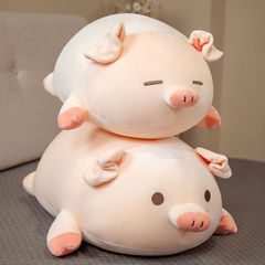 豚のぬいぐるみが可愛いぬいぐるみです。豚の人形は寝ています。ベッドを抱いて枕を抱いています。