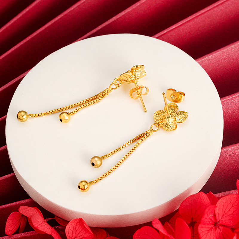 INS Flor de cuatro hojas línea de oreja de mujer Vietnam arena oro borla larga luz pendientes de lujo moda todo partido Internet estilo de la celebridad al por mayor image 8