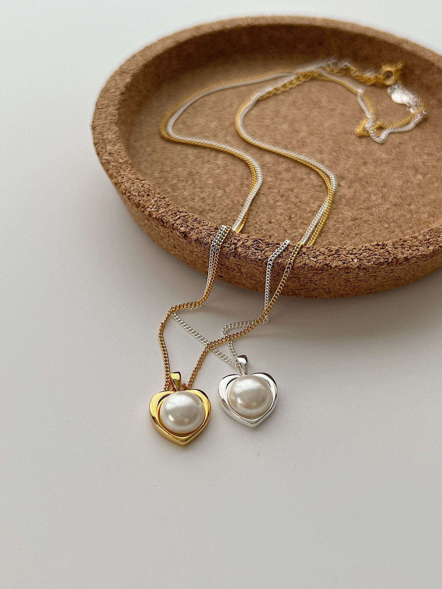 Round, Heart Shape Pattern Women's Gender 925 Sterling Silver Shell Plating Round Heart Shape Pendant Necklace