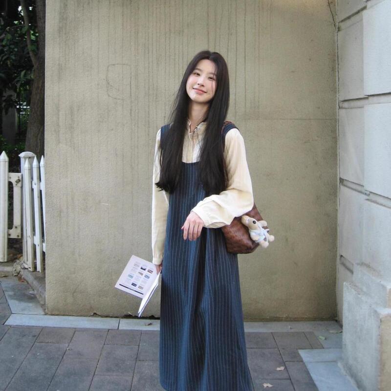 学院風は女装の紺色の毛のセットを着ています。|undefined