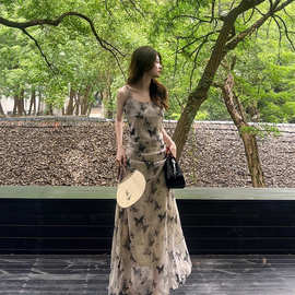 法式掐腰褶皱独特连衣裙女夏新款修身显瘦独特蝴蝶碎花绝美吊带裙