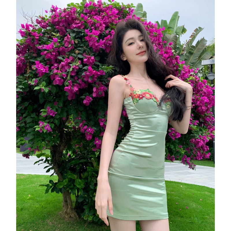 花朵刺绣绿色缎面吊带连衣裙女夏季新款纯欲风辣妹性感收腰包臀裙