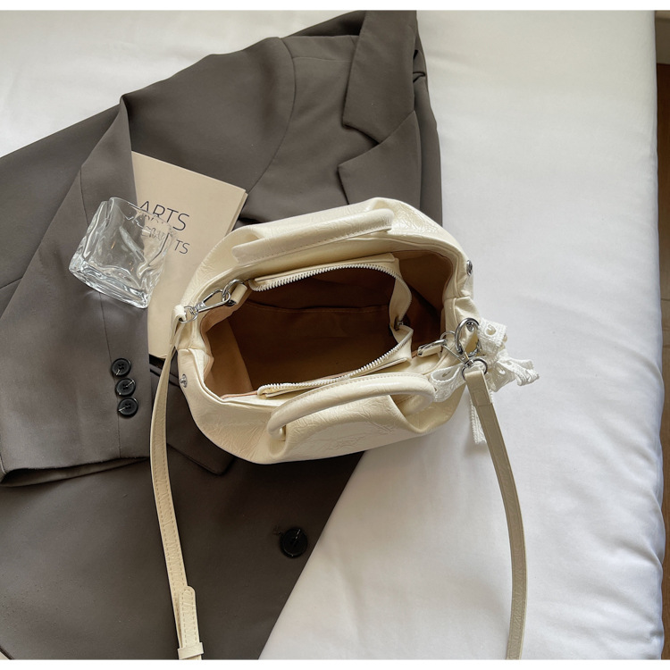 Fashionable tote bag, large-capacity underarm bag, 2025 new solid color texture women's bag, simple commuting bag, soft leather single-shoulder undefined