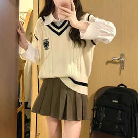 秋季新款小个子奶系穿搭针织马甲白色衬衫百褶短裙学院风三件套装