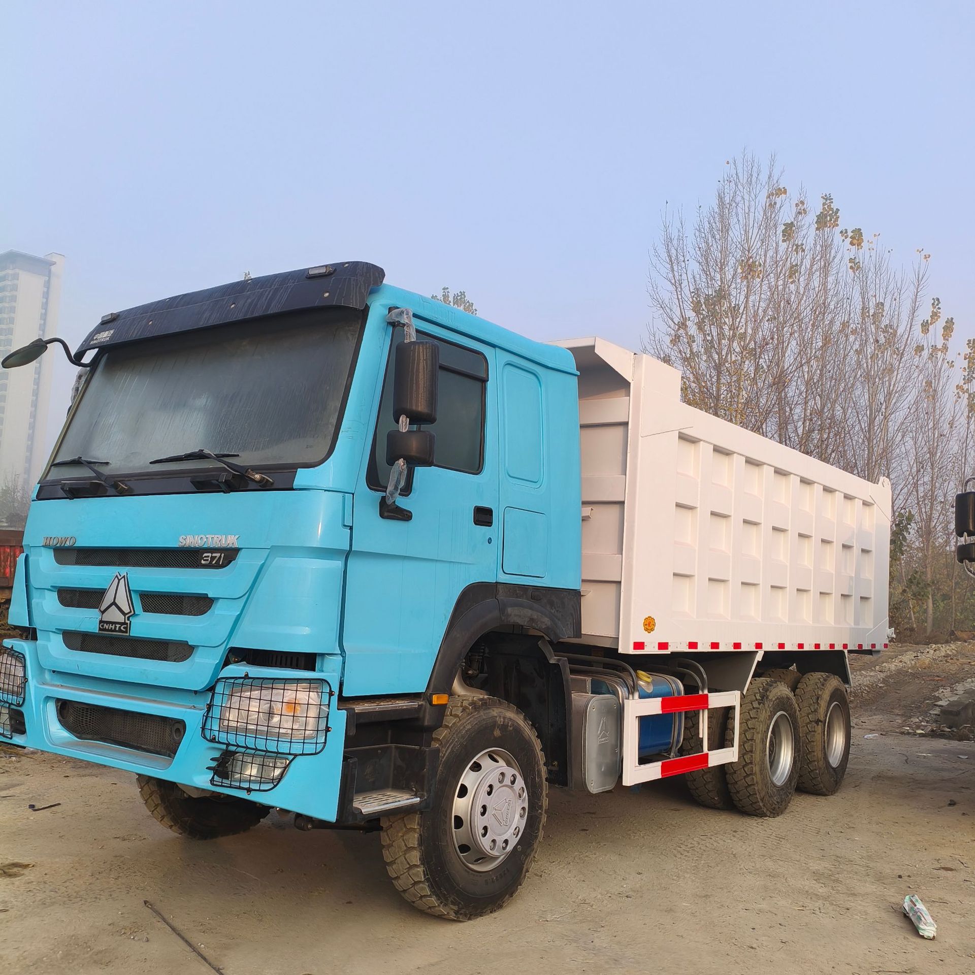 Exporting Howo 350-Horsepower Cement Tanker, Large 12-Cubic-Meter and 14-Cubic-Meter Cement Tanker