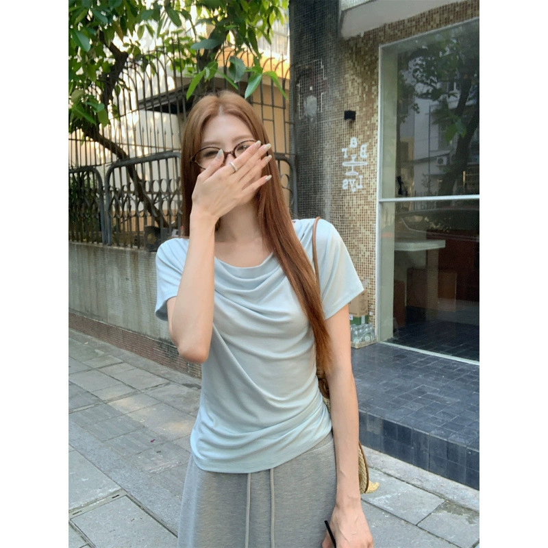 Женская футболка с асимметричным воротником-стойкой, короткими рукавами и плиссировкой, летняя новинка 2025 года, нишевый дизайн