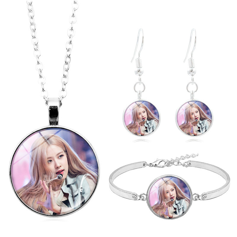 Combinación del Grupo de las mujeres de Corea del Sur Lisa collar traje de moda transfronteriza pulsera de plata pendientes de la joyería traje Rosa regalo de tinta