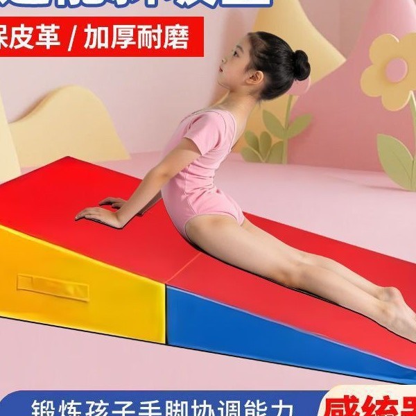 Soft sponge ramp folding mat, foldable triangular ramp children's training mat, physical fitness and sensory integration training.
