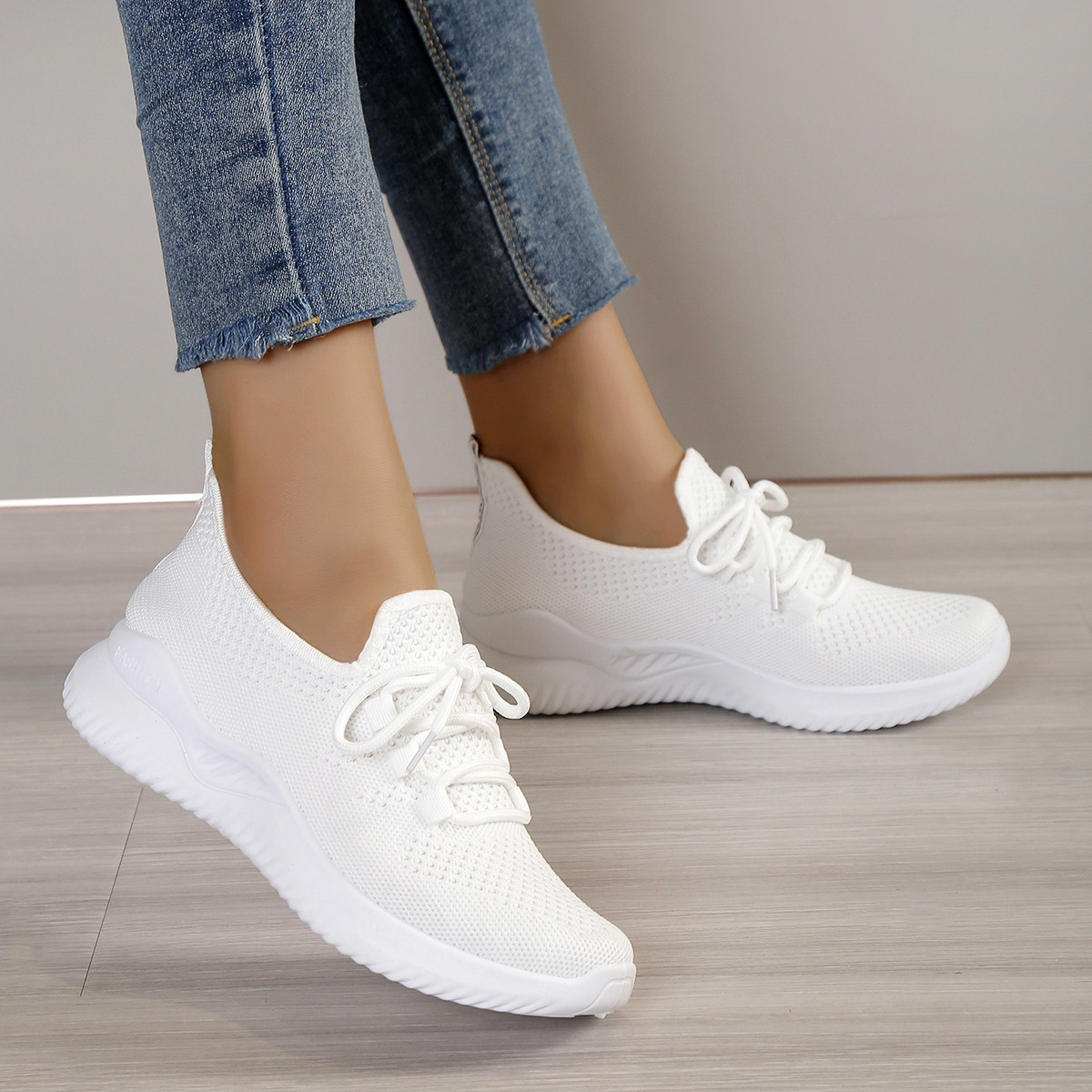 Pequeños zapatos blancos para mujeres 2025 primavera y verano nuevo casual versátil malla hueco zapatos de deporte transpirables no cansados zapatos de correr
