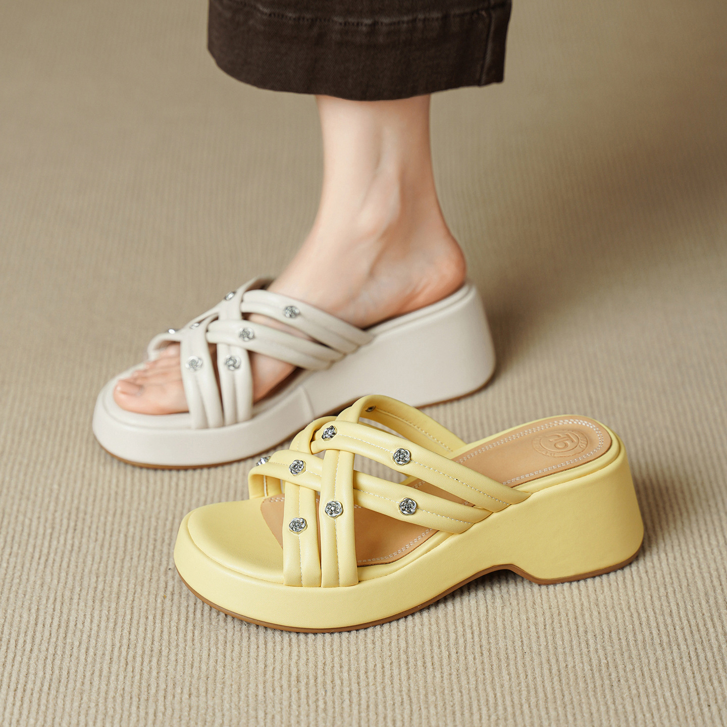 Dép sandal nữ quai chéo hở ngón đế dày phong cách nghỉ dưỡng — màu trắng ngà