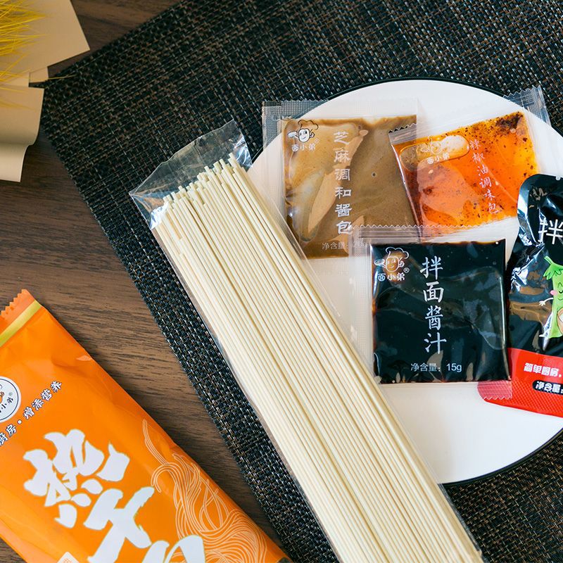 Wuhan hot dry noodles, a Hubei specialty, alkaline noodles, dry mix noodles, noodle strands, instant seasoning includes eggplant