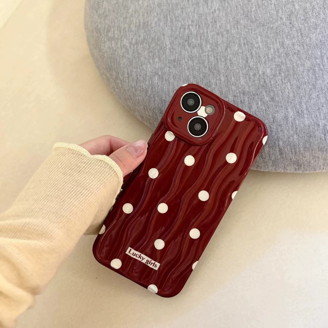 Чехол для телефона (Apple iPhone 16 совместим) бордовый волнообразный, сердечки или горошек