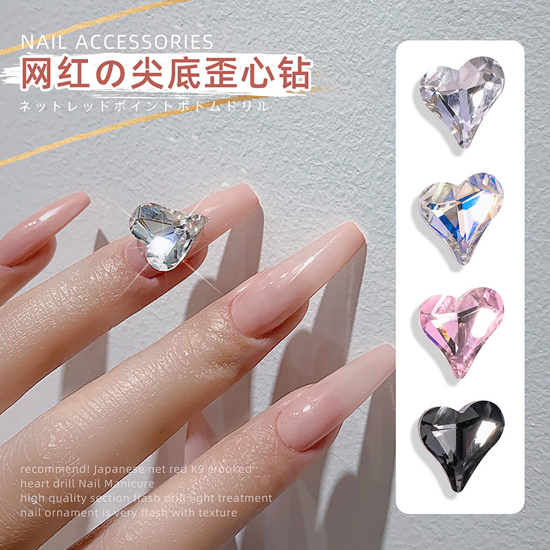 Diseños de uñas modernos con pedrería en forma de corazón, pedrería de corazón iridiscente de cristal, pedrería de corazón de melocotón con luz de luna, pedrería de corazón de melocotón iridiscente, decoraciones de uñas para novias.