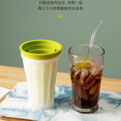 国境を越えて氷砂製氷器をつまんで夏に氷砂氷飲料ジュースを作って氷を砕くコップを押して氷を砕く器を作る